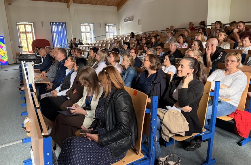 Więcej strączków i warzyw w szkolnym menu to początek zmian. Podczas konferencji w Skierniewicach eksperci wyjaśniali, dlaczego o powodzeniu nowej diety mogą przesądzić sposób podania marchewki, znajoma pomidorowa i warunki przechowywania jabłek. 