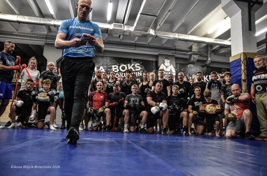 – Zrobię to, co trener każe – mówi człowiek, od którego inni chcą się uczyć boksu. Krzysztof „Diablo” Włodarczyk poprowadził trening w skierniewickiej Gorili, a w rozmowie z nami opowiedział, dlaczego cierpliwość w ringu nie oznacza czekania na cud. Było też o ojcostwie i o tym, czego nie da się odzyskać nawet po latach. Zdjęcia i tekst na eglos.pl. 