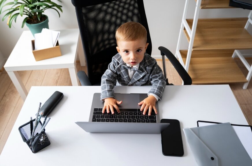 Kursy programowania online vs stacjonarne - co wybrać dla dziecka?