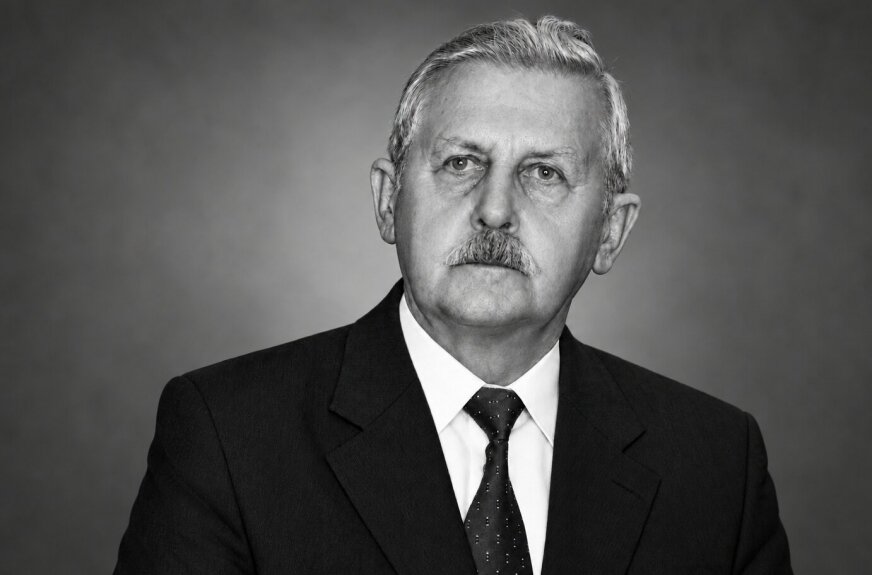 Andrzej Charzewski był wojewodą skierniewickim w latach 1994–1997 i pierwszym przewodniczącym Sejmiku Województwa Łódzkiego. 
