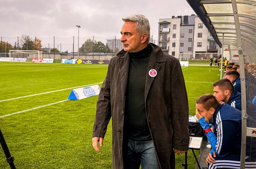 Unia Skierniewice przegrała w Poznaniu z Wartą 0:1. Mimo okazji po przerwie zespół Kamila Sochy nie zdołał wyrównać i pozostaje w strefie spadkowej. Na zdj. trener Kamil Socha. 