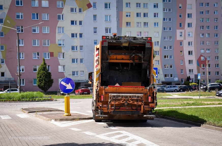 EKO-REGION proponuje 55,63 mln zł za obsługę miejskiego systemu odpadowego w latach 2027–2029. Oferta mieści się w budżecie przetargu, ale nie przesądza o utrzymaniu opłaty 35 zł miesięcznie od mieszkańca. 