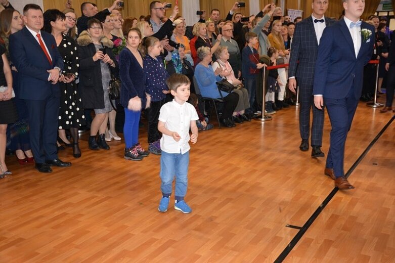  Ale pięknie wyglądali! Ich studniówka przejdzie do historii 