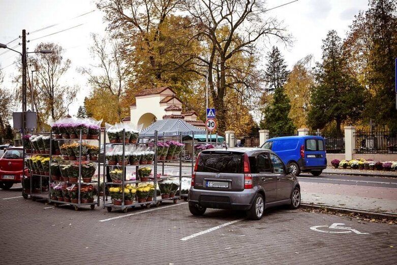  Ruszył handel przed cmentarzami w Skierniewicach 