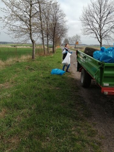  Uchodźcy z Ukrainy pomogli w sprzątaniu Wilkowic         