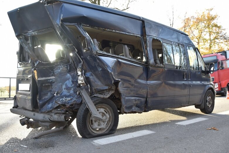 Zderzenie busów w Dąbrowicach. Jedna osoba w szpitalu