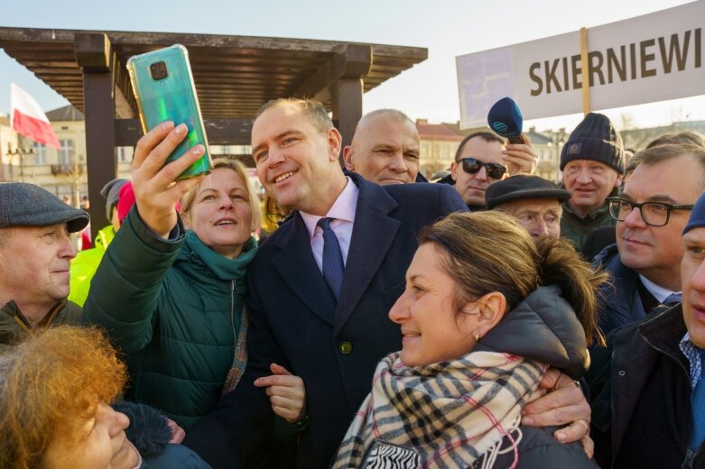  Nawrocki w Skierniewicach: Rafał Trzaskowski zachowuje się jak chorągiewa” 