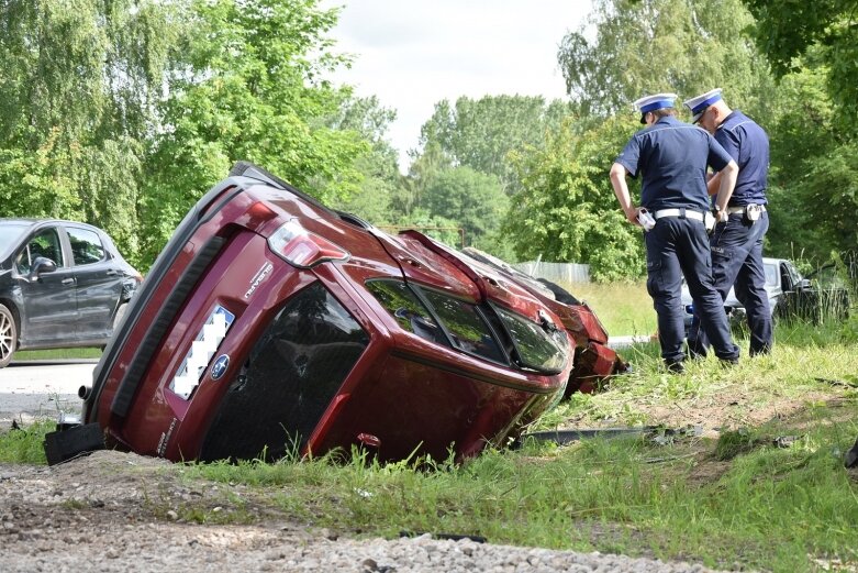  Auto zawisło na ogrodzeniu. Jedna osoba w szpitalu  