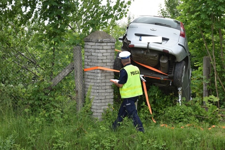  Auto zawisło na ogrodzeniu. Jedna osoba w szpitalu  