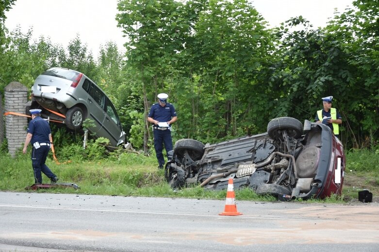  Auto zawisło na ogrodzeniu. Jedna osoba w szpitalu  