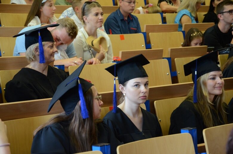  Białe czapki i wielkie emocje: uroczystość w Akademii Nauk Stosowanych Stefana Batorego 