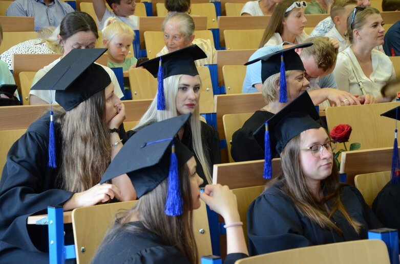  Białe czapki i wielkie emocje: uroczystość w Akademii Nauk Stosowanych Stefana Batorego 