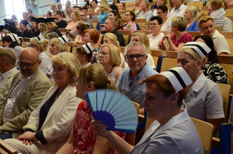  Białe czapki i wielkie emocje: uroczystość w Akademii Nauk Stosowanych Stefana Batorego 