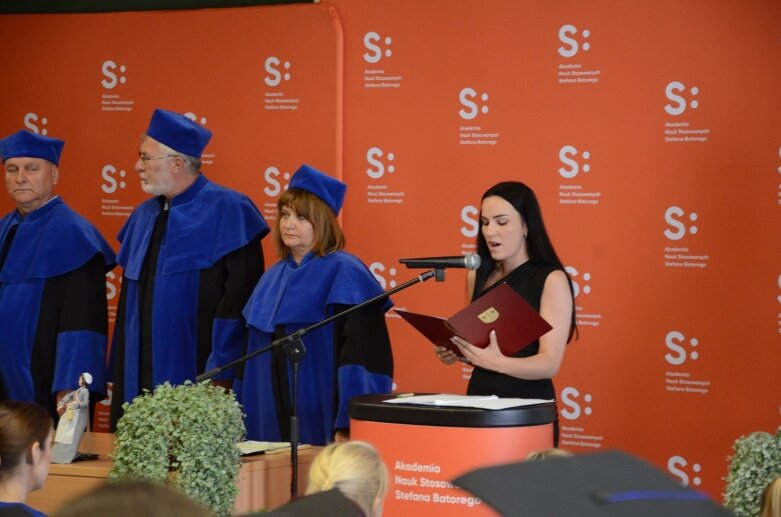  Białe czapki i wielkie emocje: uroczystość w Akademii Nauk Stosowanych Stefana Batorego 