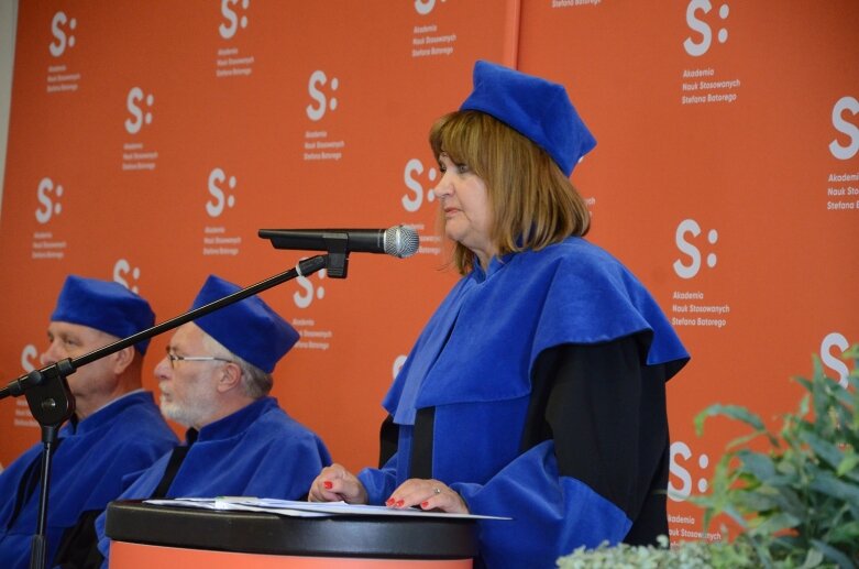  Białe czapki i wielkie emocje: uroczystość w Akademii Nauk Stosowanych Stefana Batorego 