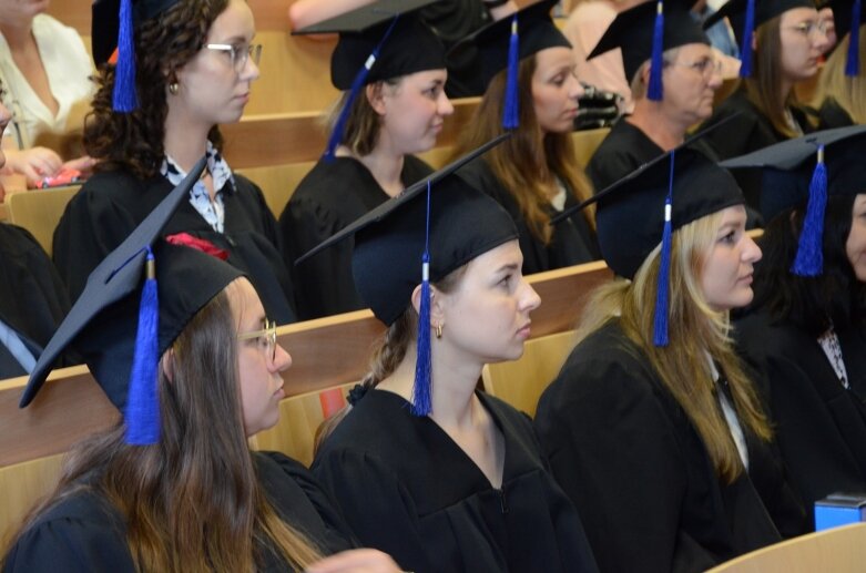  Białe czapki i wielkie emocje: uroczystość w Akademii Nauk Stosowanych Stefana Batorego 