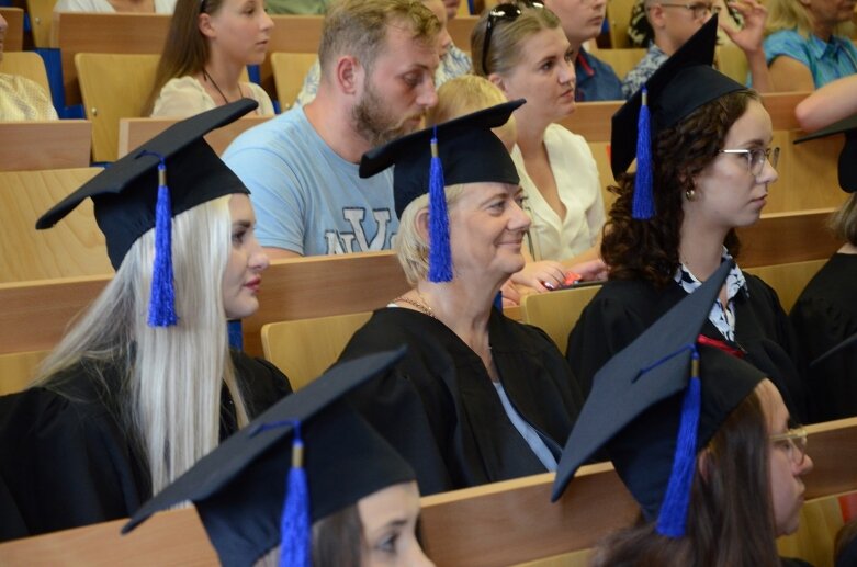  Białe czapki i wielkie emocje: uroczystość w Akademii Nauk Stosowanych Stefana Batorego 