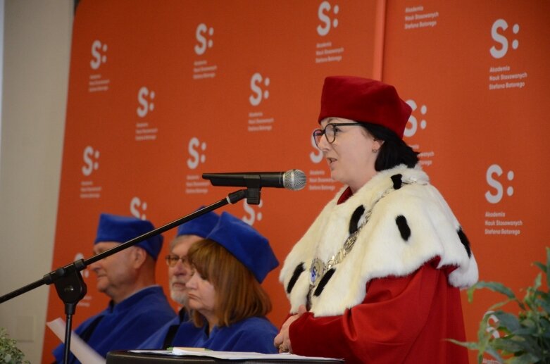  Białe czapki i wielkie emocje: uroczystość w Akademii Nauk Stosowanych Stefana Batorego 