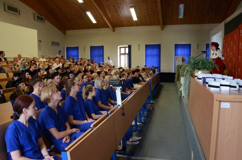  Białe czapki i wielkie emocje: uroczystość w Akademii Nauk Stosowanych Stefana Batorego 