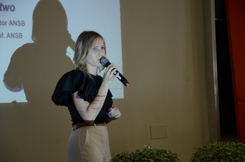  Białe czapki i wielkie emocje: uroczystość w Akademii Nauk Stosowanych Stefana Batorego 