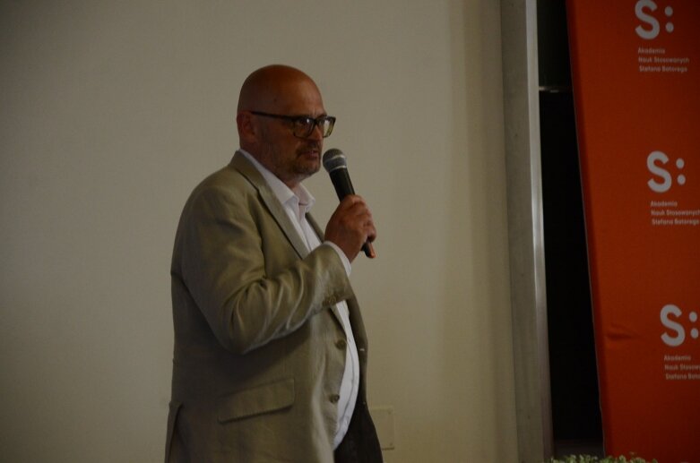  Białe czapki i wielkie emocje: uroczystość w Akademii Nauk Stosowanych Stefana Batorego 