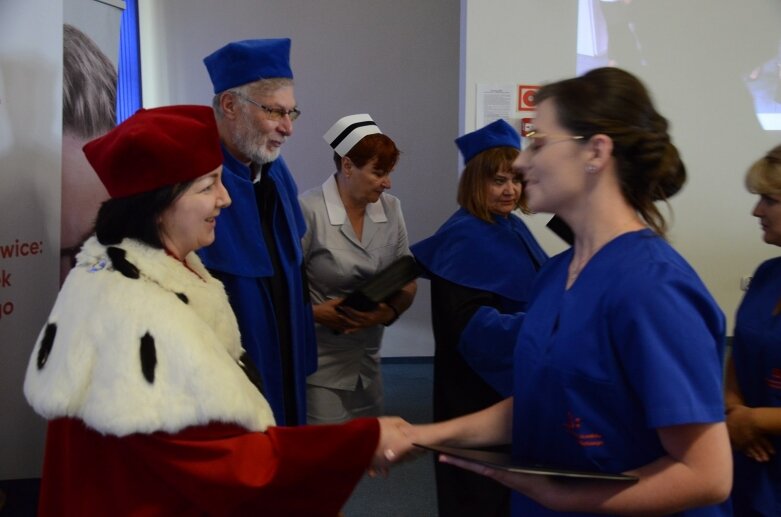  Białe czapki i wielkie emocje: uroczystość w Akademii Nauk Stosowanych Stefana Batorego 