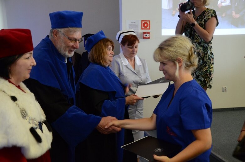  Białe czapki i wielkie emocje: uroczystość w Akademii Nauk Stosowanych Stefana Batorego 