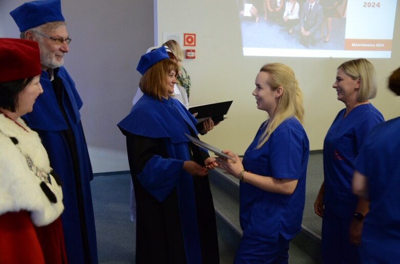  Białe czapki i wielkie emocje: uroczystość w Akademii Nauk Stosowanych Stefana Batorego 