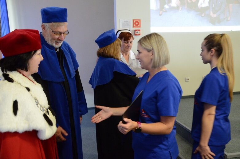  Białe czapki i wielkie emocje: uroczystość w Akademii Nauk Stosowanych Stefana Batorego 