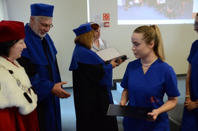  Białe czapki i wielkie emocje: uroczystość w Akademii Nauk Stosowanych Stefana Batorego 