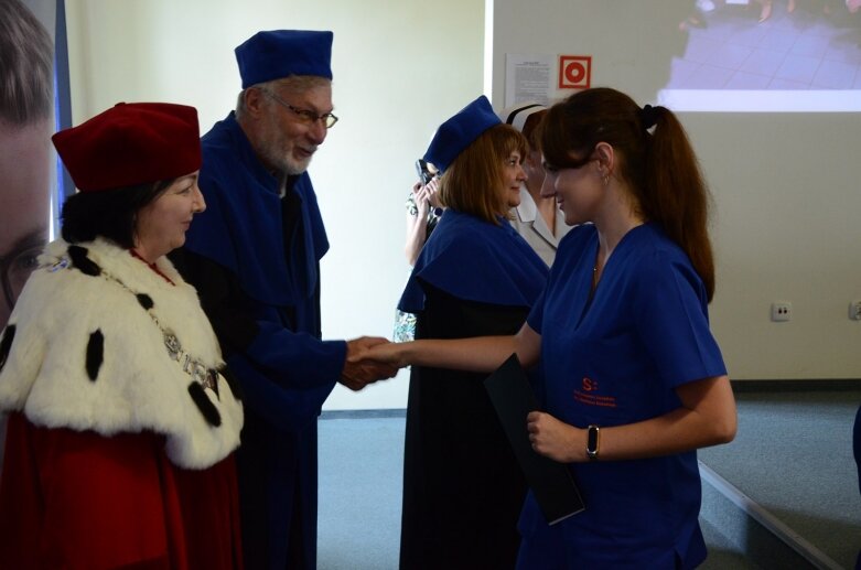  Białe czapki i wielkie emocje: uroczystość w Akademii Nauk Stosowanych Stefana Batorego 