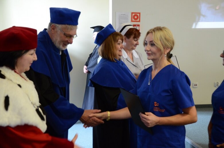  Białe czapki i wielkie emocje: uroczystość w Akademii Nauk Stosowanych Stefana Batorego 