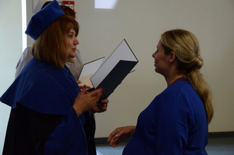  Białe czapki i wielkie emocje: uroczystość w Akademii Nauk Stosowanych Stefana Batorego 