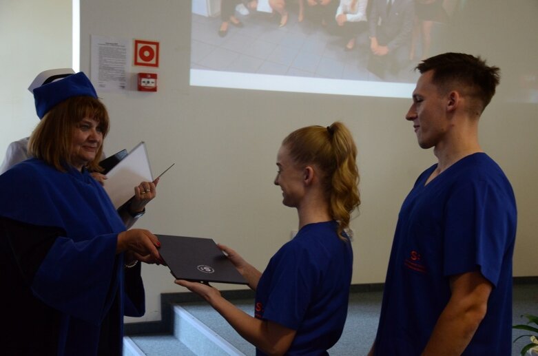  Białe czapki i wielkie emocje: uroczystość w Akademii Nauk Stosowanych Stefana Batorego 