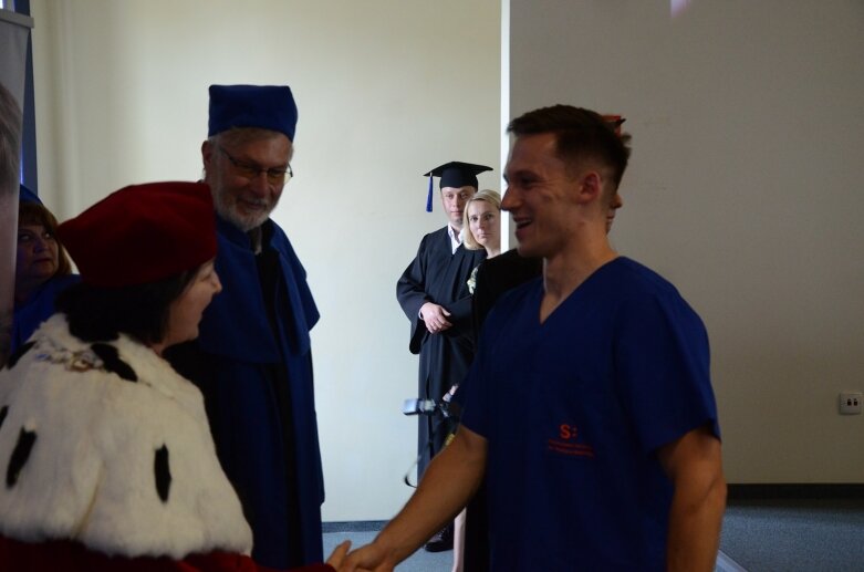  Białe czapki i wielkie emocje: uroczystość w Akademii Nauk Stosowanych Stefana Batorego 