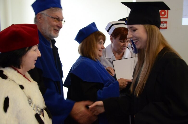  Białe czapki i wielkie emocje: uroczystość w Akademii Nauk Stosowanych Stefana Batorego 