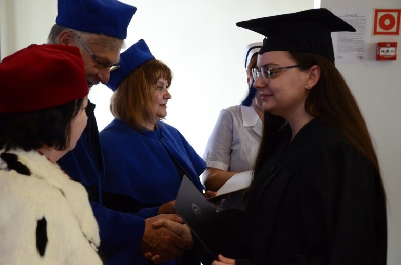  Białe czapki i wielkie emocje: uroczystość w Akademii Nauk Stosowanych Stefana Batorego 