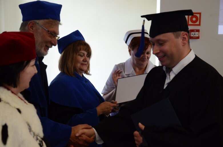  Białe czapki i wielkie emocje: uroczystość w Akademii Nauk Stosowanych Stefana Batorego 