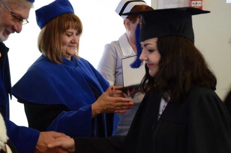  Białe czapki i wielkie emocje: uroczystość w Akademii Nauk Stosowanych Stefana Batorego 