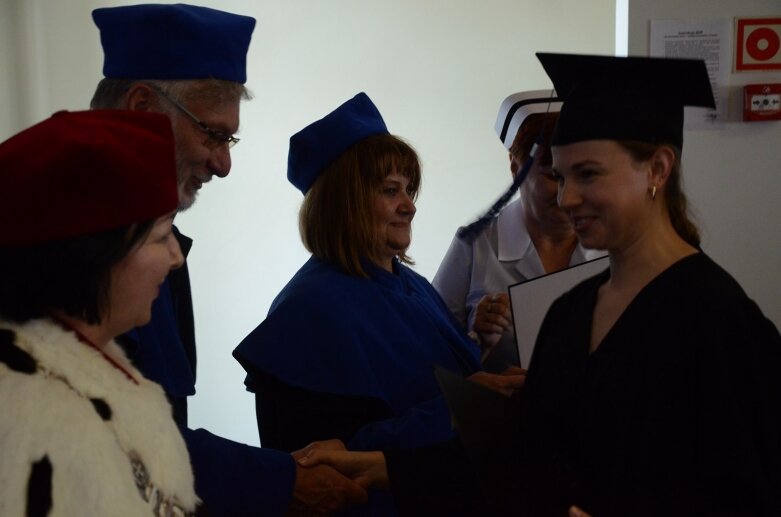  Białe czapki i wielkie emocje: uroczystość w Akademii Nauk Stosowanych Stefana Batorego 