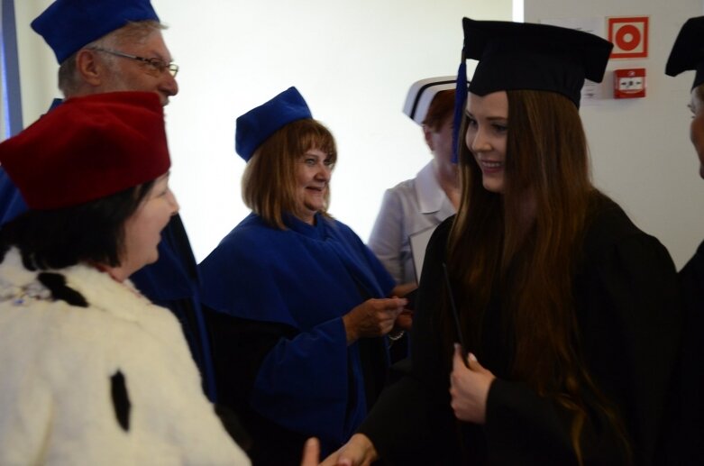  Białe czapki i wielkie emocje: uroczystość w Akademii Nauk Stosowanych Stefana Batorego 