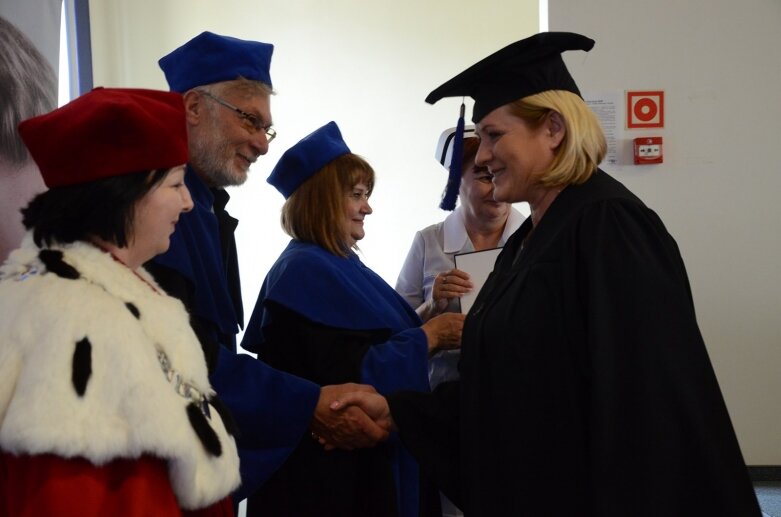  Białe czapki i wielkie emocje: uroczystość w Akademii Nauk Stosowanych Stefana Batorego 