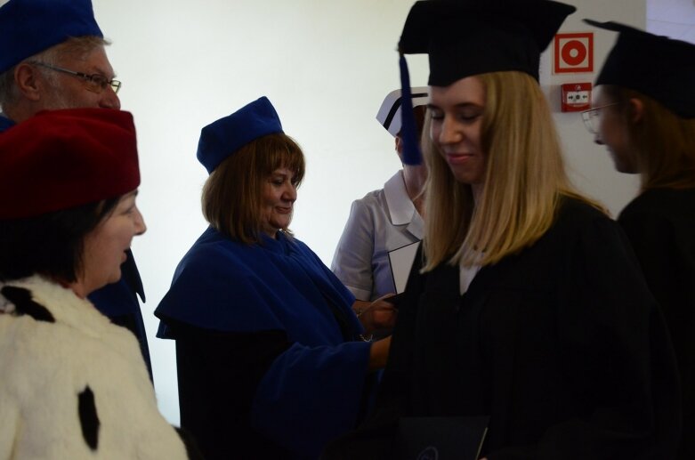  Białe czapki i wielkie emocje: uroczystość w Akademii Nauk Stosowanych Stefana Batorego 