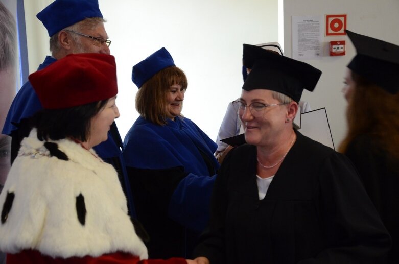  Białe czapki i wielkie emocje: uroczystość w Akademii Nauk Stosowanych Stefana Batorego 