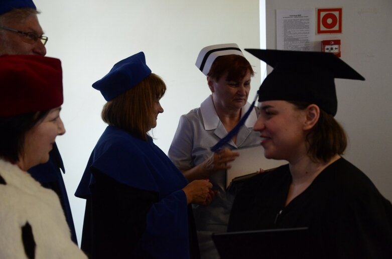  Białe czapki i wielkie emocje: uroczystość w Akademii Nauk Stosowanych Stefana Batorego 