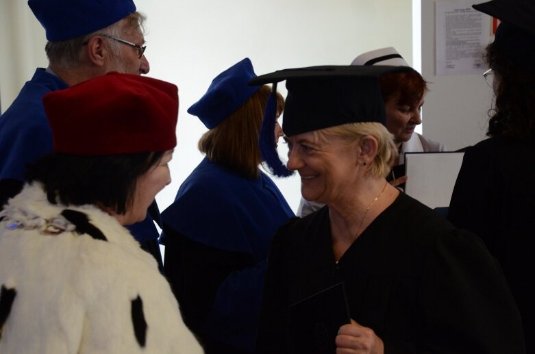  Białe czapki i wielkie emocje: uroczystość w Akademii Nauk Stosowanych Stefana Batorego 