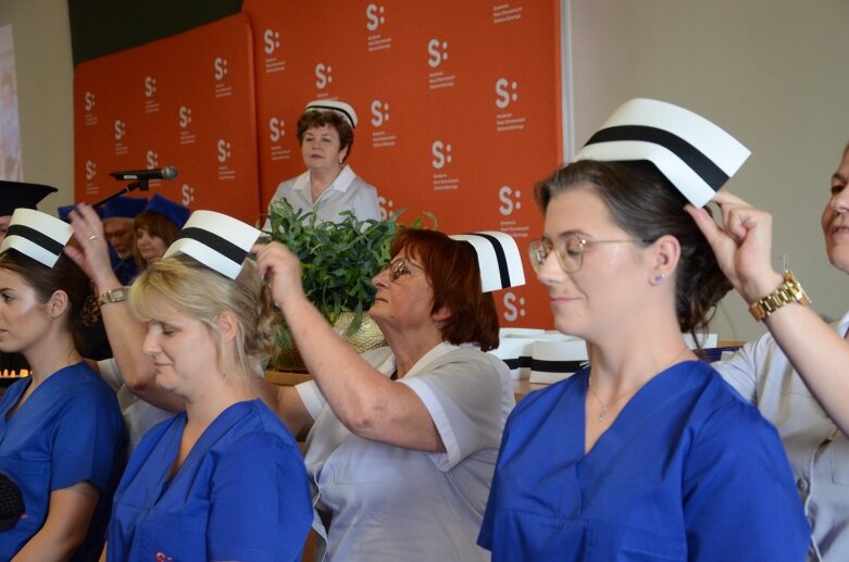  Białe czapki i wielkie emocje: uroczystość w Akademii Nauk Stosowanych Stefana Batorego 