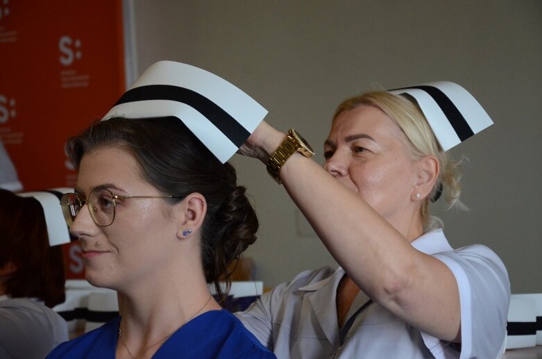  Białe czapki i wielkie emocje: uroczystość w Akademii Nauk Stosowanych Stefana Batorego 