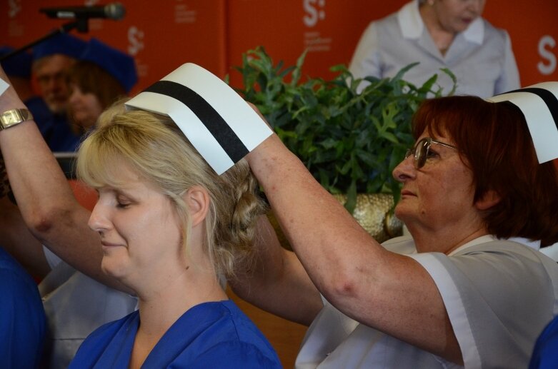  Białe czapki i wielkie emocje: uroczystość w Akademii Nauk Stosowanych Stefana Batorego 