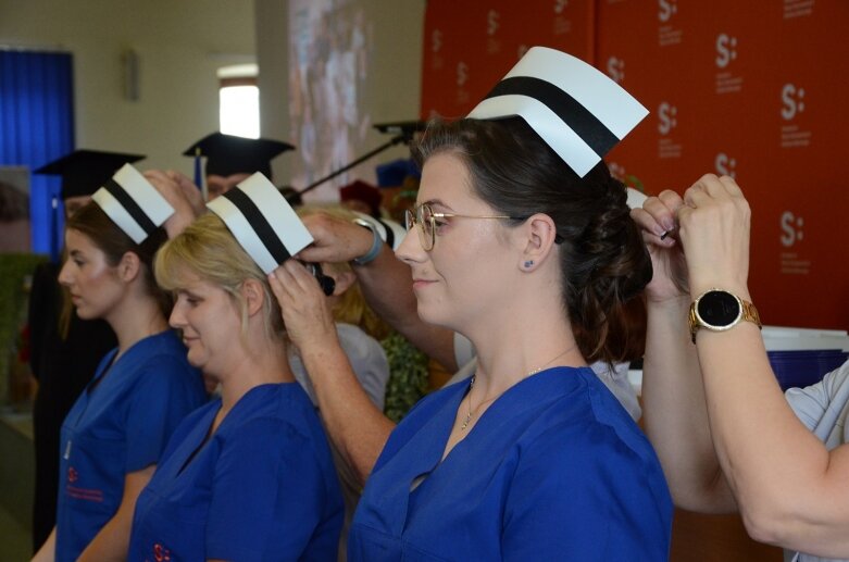  Białe czapki i wielkie emocje: uroczystość w Akademii Nauk Stosowanych Stefana Batorego 